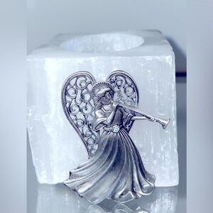 Beautiful and unusual Vintage Signed JJ
Silver pewter Angel blowing 😇!!!